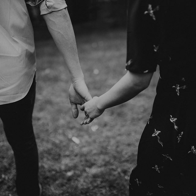 I love when couples hold hands like this... it’s casual but intimate at the same time. It’s so subtle and hints at something more 💕